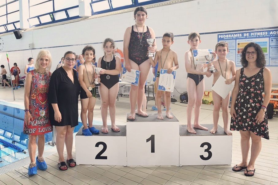 socpilardiaz's tweet photo. 🏊🏼‍♀️ La nostra aposta per l’esport escolar és clara i decidida. No només és font de salut, també de valors i d’integració.

😃 Avui he pogut compartir amb més d’un centenar de nens i nenes la Jornada Interescolar de Natació.

#Esplugues https://t.co/yH9xonetDq