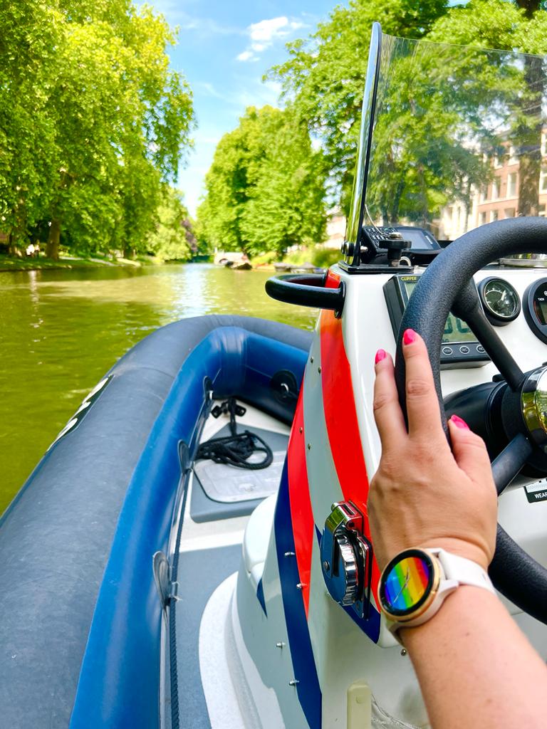 wijkagent_mk's tweet photo. Toezicht op het water tijdens de #canalpride Utrecht! Wat een publiek en feest langs de kades en werven, het was een mooie dag!! 🌈#politieutrecht https://t.co/0p1KXxpFNy