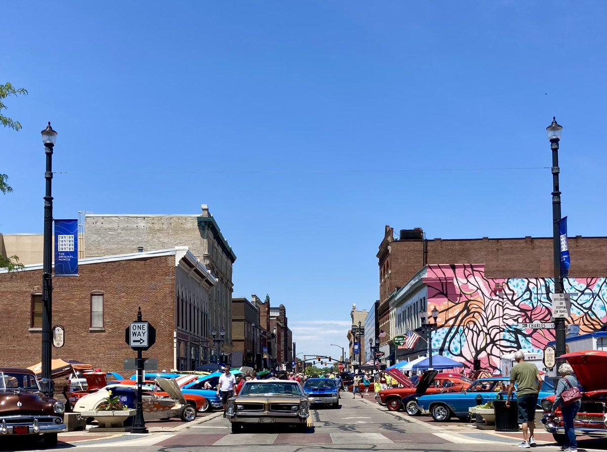 dwntwndwn's tweet photo. dwntwn today just out my loft window and on the street
#carshow #littleredcorvette #funcie @downtownmuncie https://t.co/Xf4wALjJij