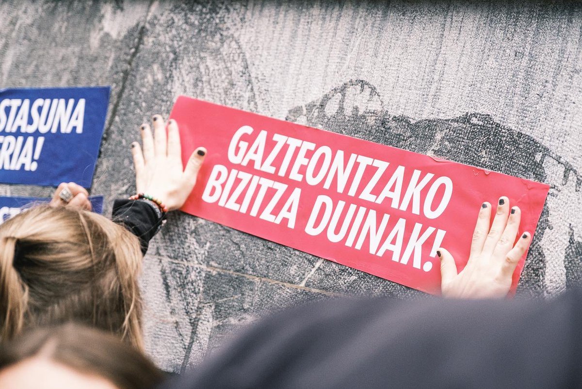 Ez gaituzte gelditu eta ez gaituzte geldituko✊

Mila gazte baino gehiagok bete ditugu gaur Bilboko kaleak. Gazte borroka ez delako delitua, gazte borrokak merezi duelako. 

Gora euskal gazteria!

📸 instagram.com/p/CeZPp8zsa9h/…