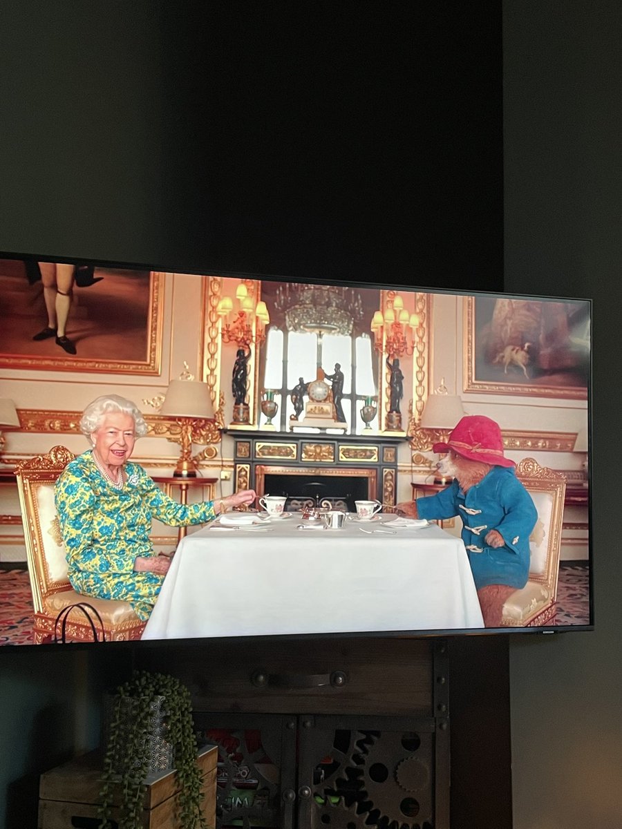 Queenie and Paddington 🫖! Love this!! Genius!! #QueenElizabeth #PlatinumJubilee