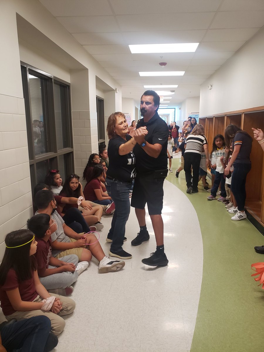 CapistranoES's tweet photo. Celebrated Staff & Students on our last day of 2021-2022! Proud of the teamwork & strength of our #CapistranoStrong Team!🦅🎉👏💙 #THEDISTRICT @YsletaISD https://t.co/wQI4pCBHME