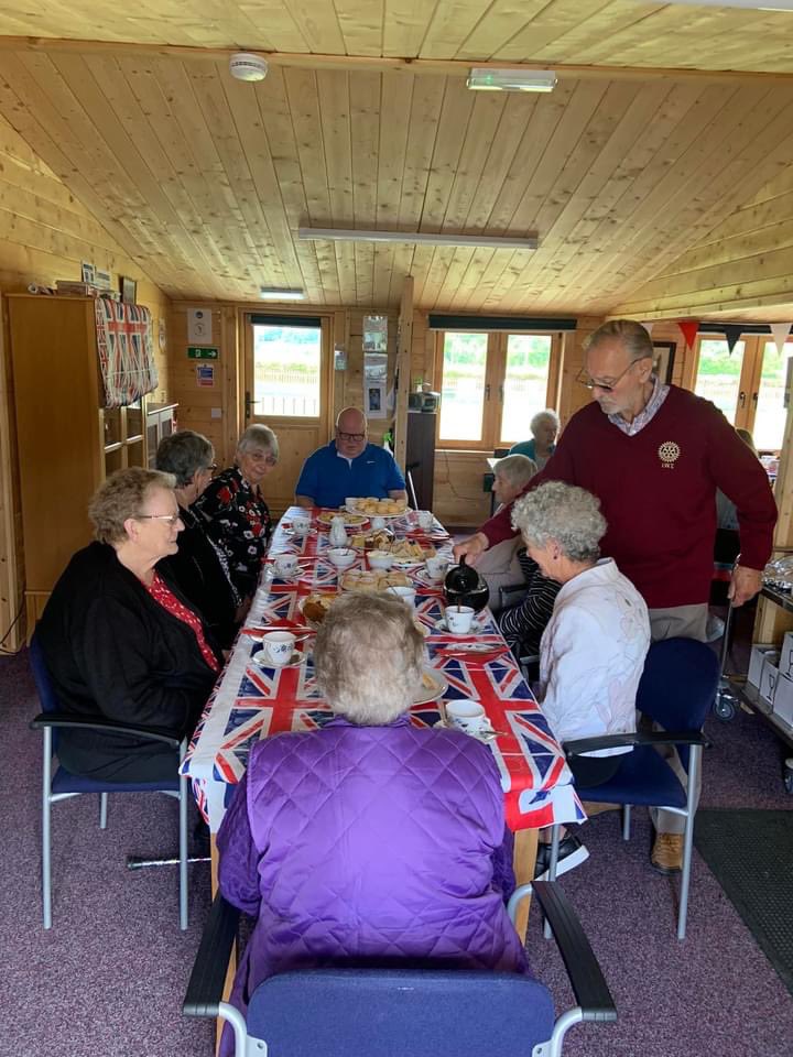 DenisRobson2's tweet photo. Walkerburn Pensioner’s Association celebrated the Queens Platinum Jubilee in style with afternoon tea provided by a jolly bunch of Rotarians who also like to party! #rotaryisfun https://t.co/cztE1ca42y