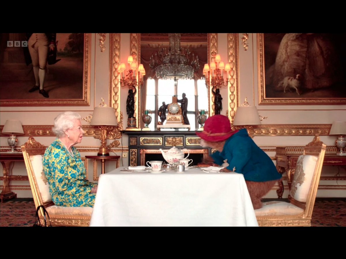 m_err's tweet photo. 🤣🤣🤣 #paddington and #QueenElizabeth take tea at #BuckinghamPalace #handbag @BBCiPlayer https://t.co/DrsJLTHMHp