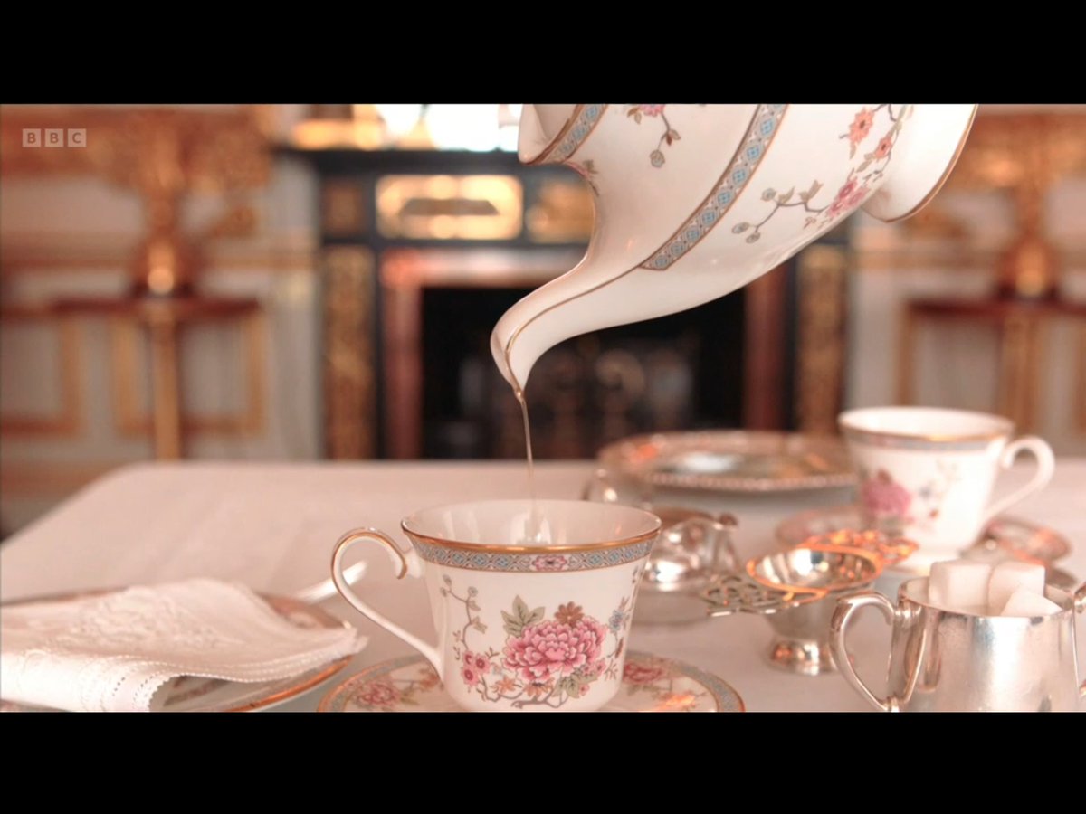 m_err's tweet photo. 🤣🤣🤣 #paddington and #QueenElizabeth take tea at #BuckinghamPalace #handbag @BBCiPlayer https://t.co/DrsJLTHMHp