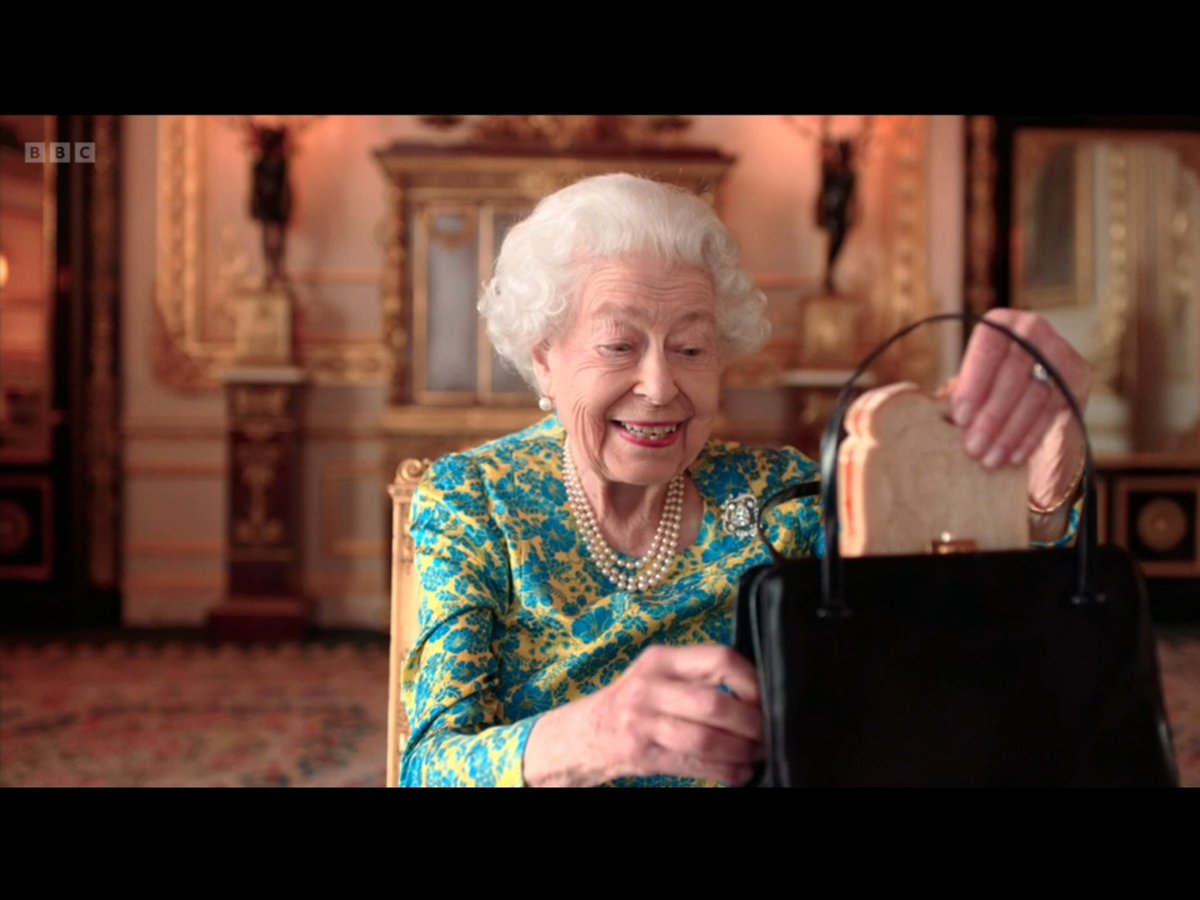 m_err's tweet photo. 🤣🤣🤣 #paddington and #QueenElizabeth take tea at #BuckinghamPalace #handbag @BBCiPlayer https://t.co/DrsJLTHMHp