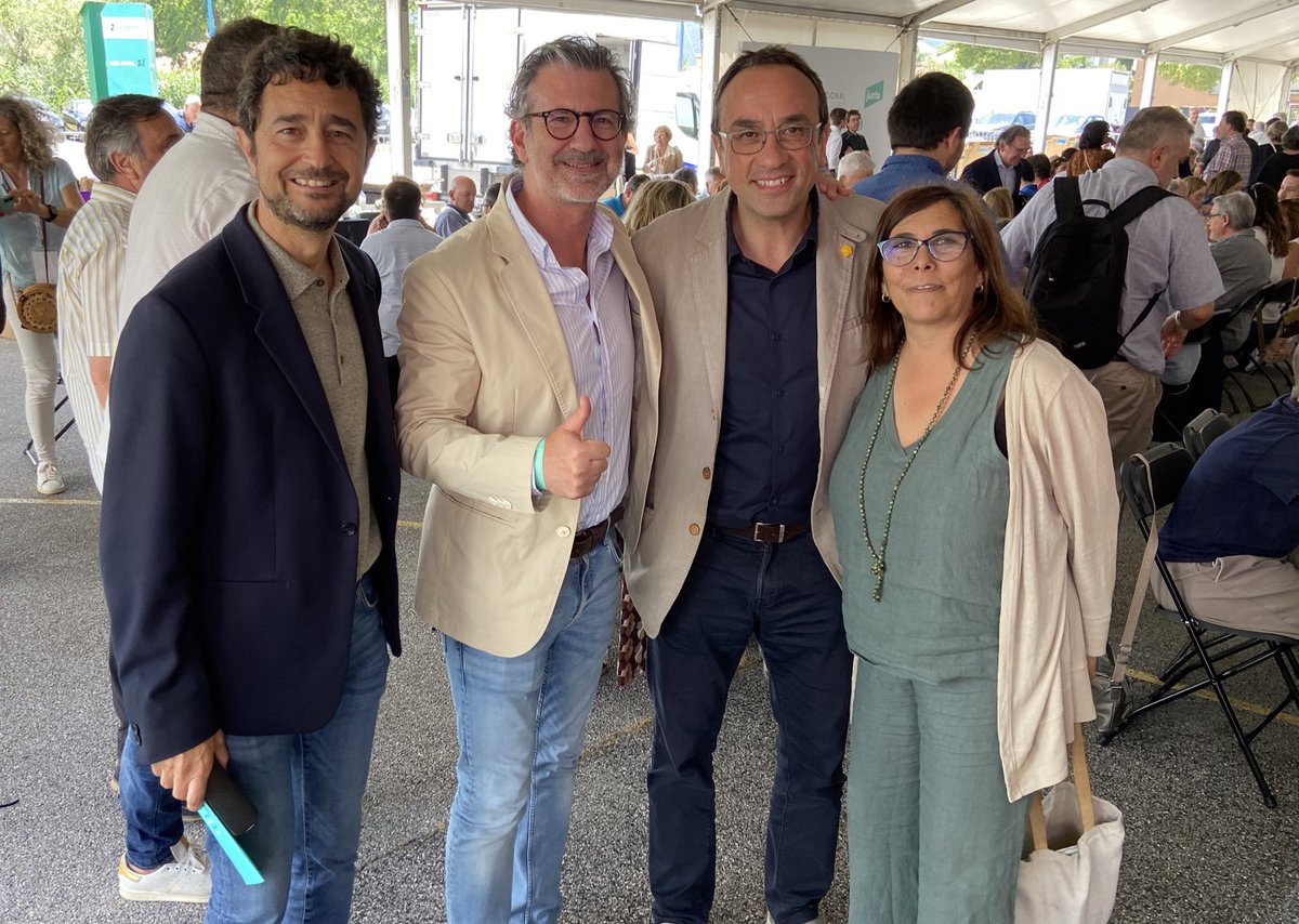 josepmvalles's tweet photo. Treballarem perquè #SantCugat recuperi la seva força en tots els àmbits. Amb la complicitat de @cristinaparaira com a 2 de la meva candidatura de @juntsxstc aportem il·lusió, coneixement i bon govern. Tots som necessaris!!
Així ho hem comunicat avui al congrés de @JuntsXCat https://t.co/GanbBUykOK