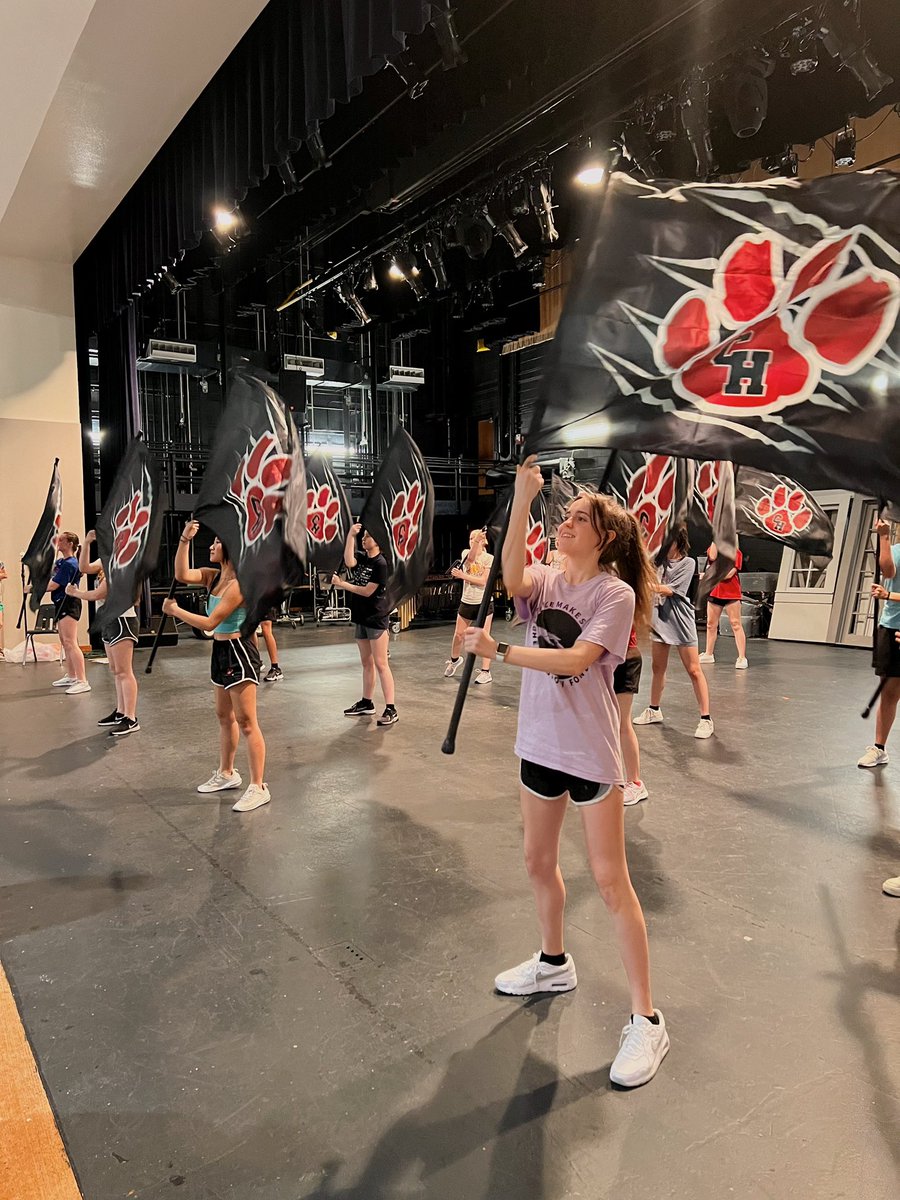 Diamonds_CHHS's tweet photo. We be hustling awoo‼️😤💪
 -
#chhsdiamonds #colorguard #diamondsdanceguard #gcisd #gcisdfinearts #marchingband #marching #colleyvilleheritageband #chhsband #winterguard #chhs #pfnd #dance #colorguardflag #colleyvilleheritagehighschool #chhsband #band #panthers #chpantherpride https://t.co/lZBZQ7VEI7