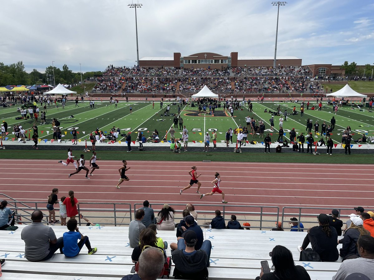 BlakeMuller_'s tweet photo. Checking out HHS senior Levi Honderd as he competes in the 200m and 400m at the MHSAA State Track Finals #GoDutch! https://t.co/DyNR5yBPaP