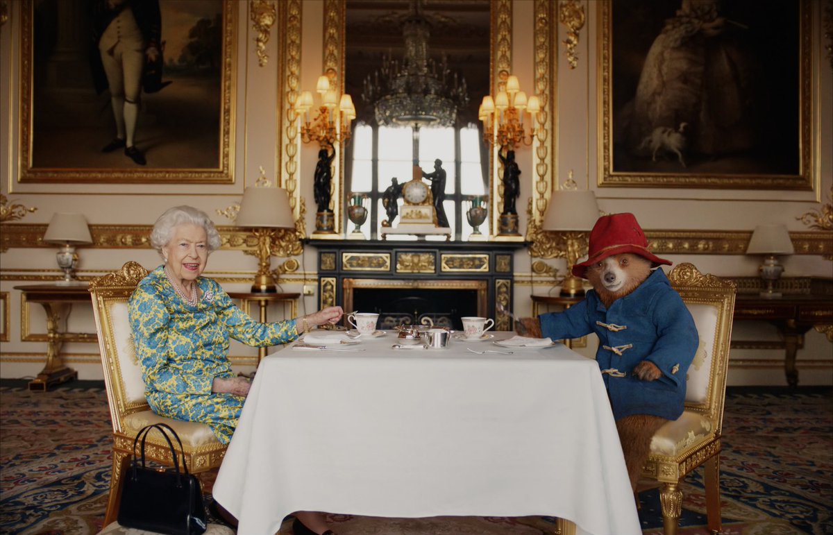 LizzieITV's tweet photo. The Queen opens the #PlatinumPartyatthePalace in a surprise sketch with Paddington Bear https://t.co/DusKO1NqLK