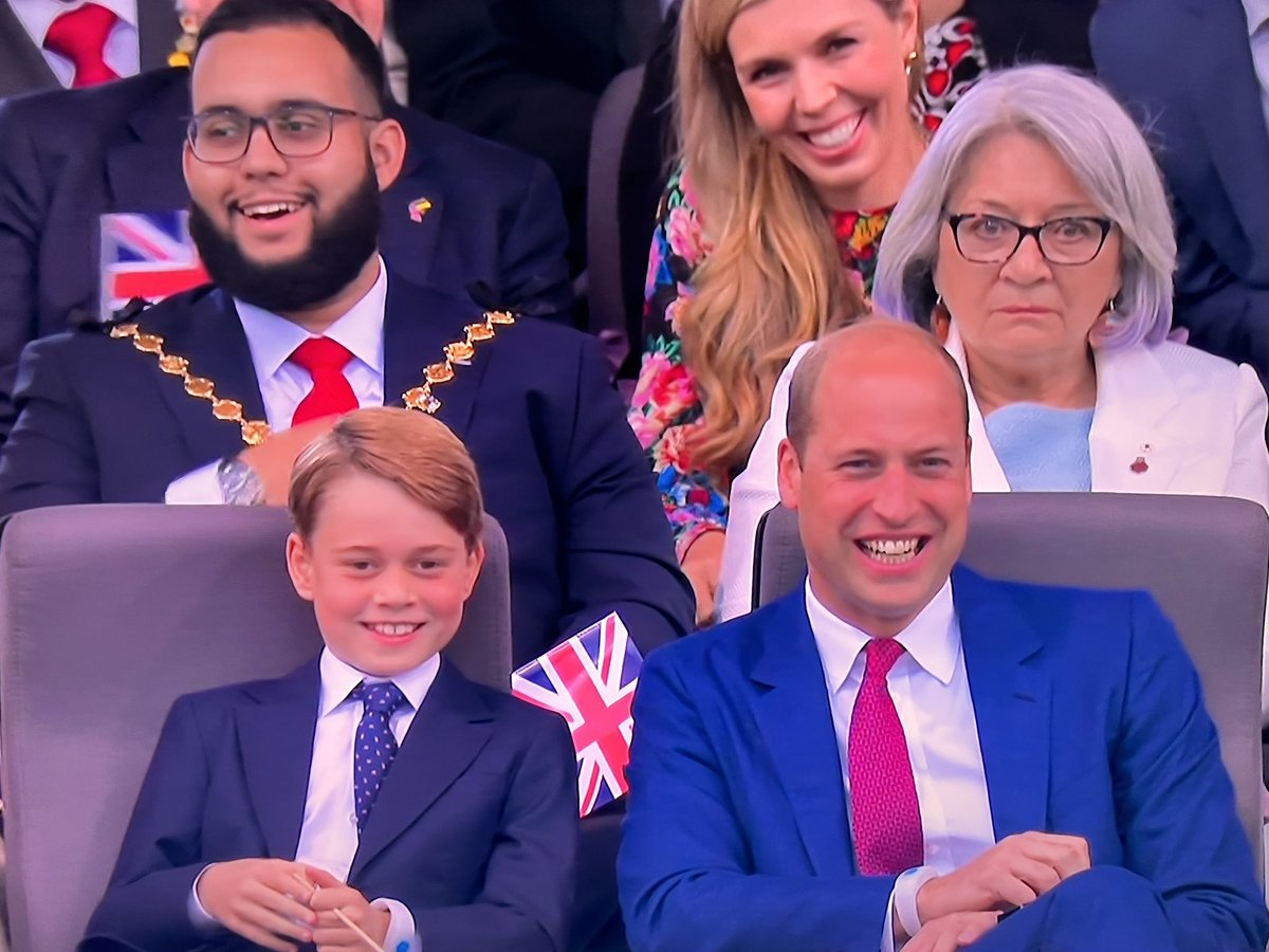 I don’t think the lady behind Prince William is a big fan of Lee Mack’s audience participation 😳😂
#PlatinumJubilee #PlatinumPartyatthePalace