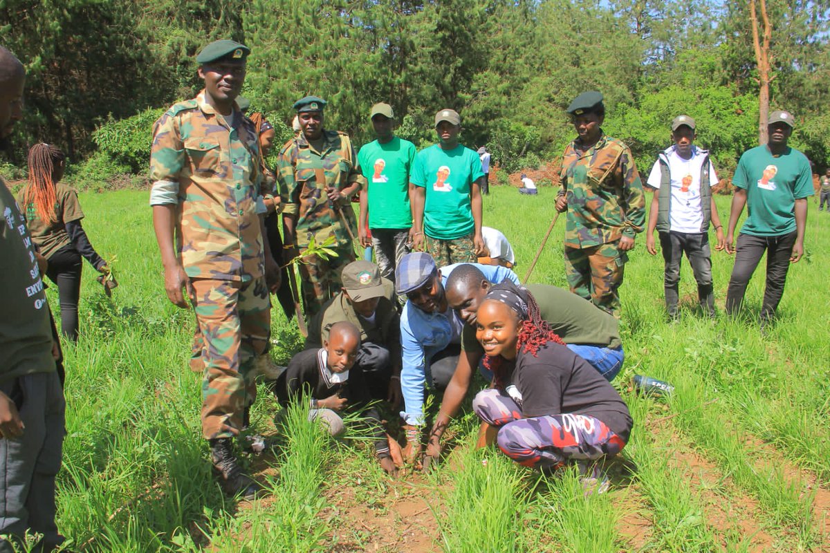 Karasinga3's tweet photo. Early world environment day in advance ... planting trees and taking care of the earth is the key.Thanks to @PeaceAmbsKenya and @Dedankm ....
 @evakimathi
@KeForestService,
@AfricaGreens
 @KeEquityBank 
 @kdfinfo
 @CKL
#Trees4life
#1MTrees4Teddy.
#DKFNAKURU
#Trees4betterlife https://t.co/xQZZRliSoG