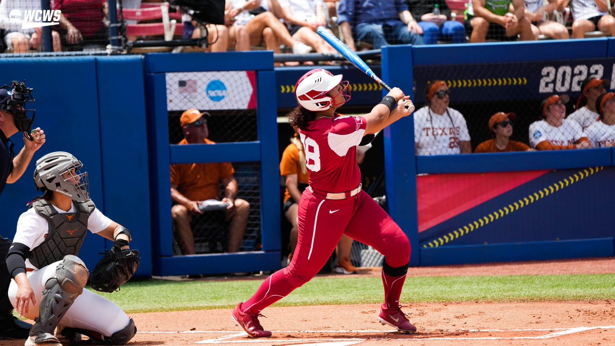 NCAASoftball's tweet photo. The 𝐐𝐮𝐞𝐞𝐧 needs no introduction. 👑

#WCWS x @78jocelyn_alo https://t.co/t9gxjW4JaB