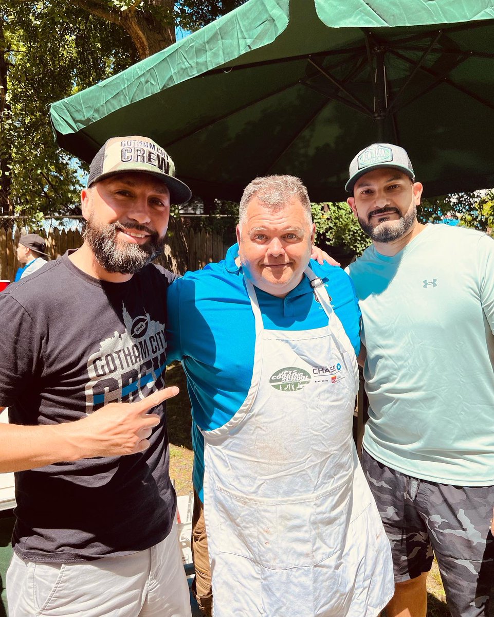 GothamCityCrew's tweet photo. Supporting #ChoppedChampion Frank West @jetgreensanta while he cooks up the deliciousness for #Local21

The menu specialty on the menu is “APPLE EXPLOSION” 

#NJPBA #PBA #WeTheFans #nyjetsfan #TakeFlight #Jets #JetUp #AllGasNoBrake #JetsNation #nyjets #NewYorkJets #JetsTwitter https://t.co/8GkxoRoY0W