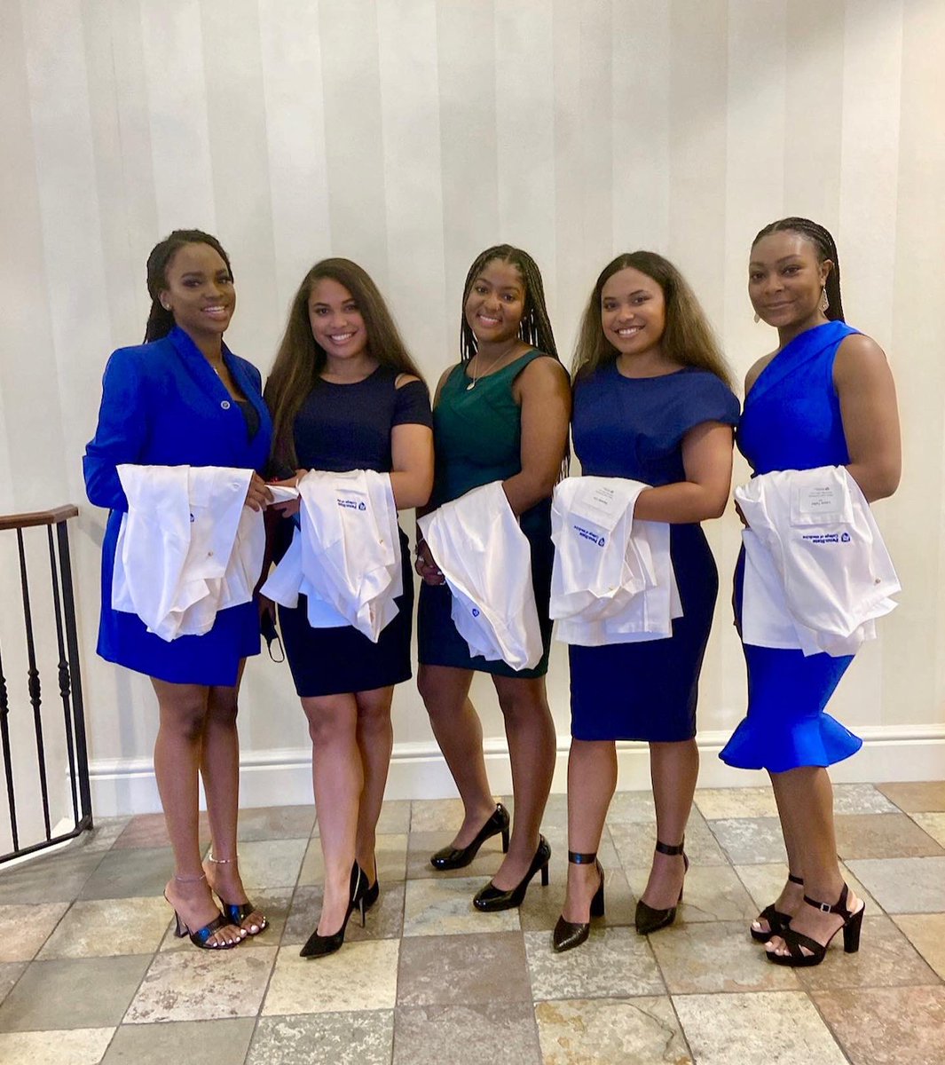 CoxMilann's tweet photo. Almost 11 months down and only one more week to go as MS1s👩🏽‍⚕️ 
 #medicine #MedTwitter https://t.co/e6AOvDZ4uA