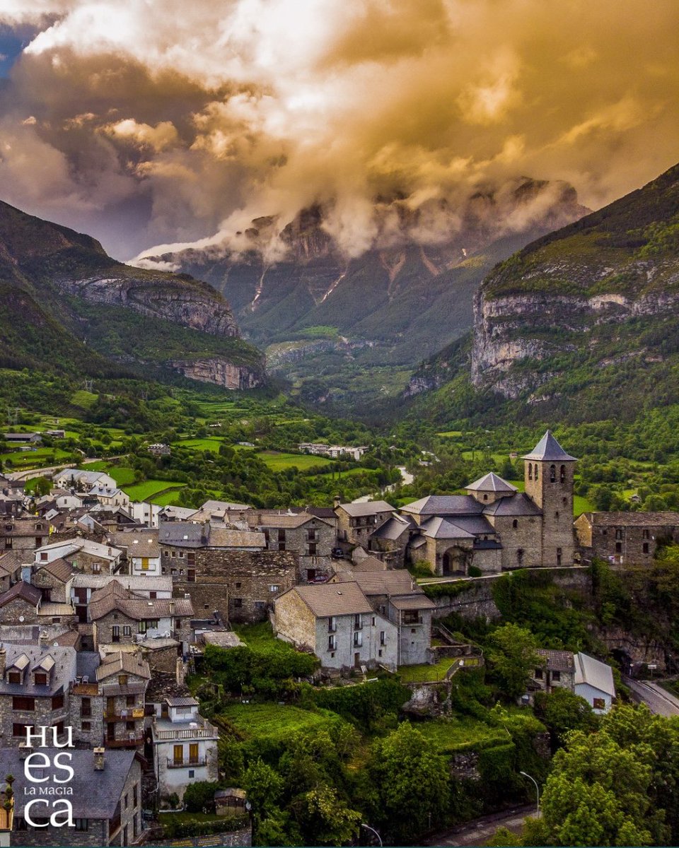 Huesca_LaMagia's tweet photo. Bienvenidos a #Torla...la magia de la puerta de #Ordesa! ✨✨ A su espalda el inconfundible macizo de Mondarruego ⛰ nos regala un hipnótico #atardecer 🌄

 #mountainlovers #mountainlover #naturelovers #wonderfulplaces #turismoespaña #turismohuesca #huescalamagia https://t.co/IFwERpkSn6