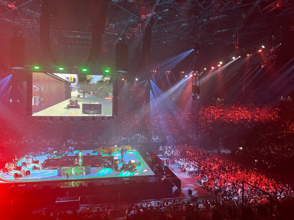 AOC1978's tweet photo. @EmmanuelMacron saluait hier à l’Elysee l’importance du esport.
Ce soir, celui-ci réunit 15 000 spectateurs @Accor_Arena pour la @TrackmaniaCupFR !
Avec @RimaAbdulMalak, nous allons accompagner l’essor du esport et de ses acteurs
@MCES_officiel @Level256_Paris @ZeratoR @sombret13 https://t.co/k34xihECdo