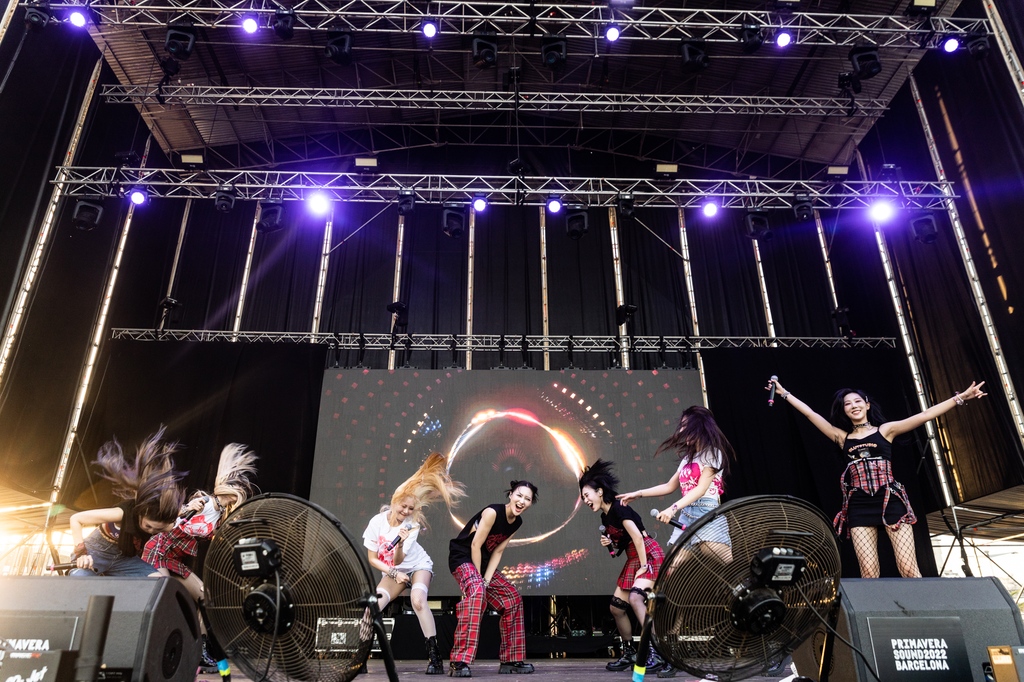 Primavera_Sound's tweet photo. Scream with @hf_dreamcatcher 💜

📸: @Dani_Canto
@tousjewelry https://t.co/xn1J1WMraJ