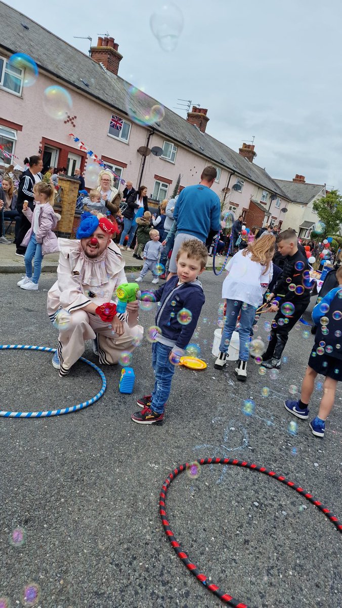 FreshlyGreated's tweet photo. A resident of Barrack Estate #GreatYarmouth messaged Freshly Greated 1 month ago asking if we'd bring some great art to their street party. 
We said yes. 
And we're so pleased we did.
THIS is community-led arts! 

@ace_southeast @greatyarmouthbc @VoluntaryNfk @hocuspocusclown https://t.co/F7HXb9fQhc
