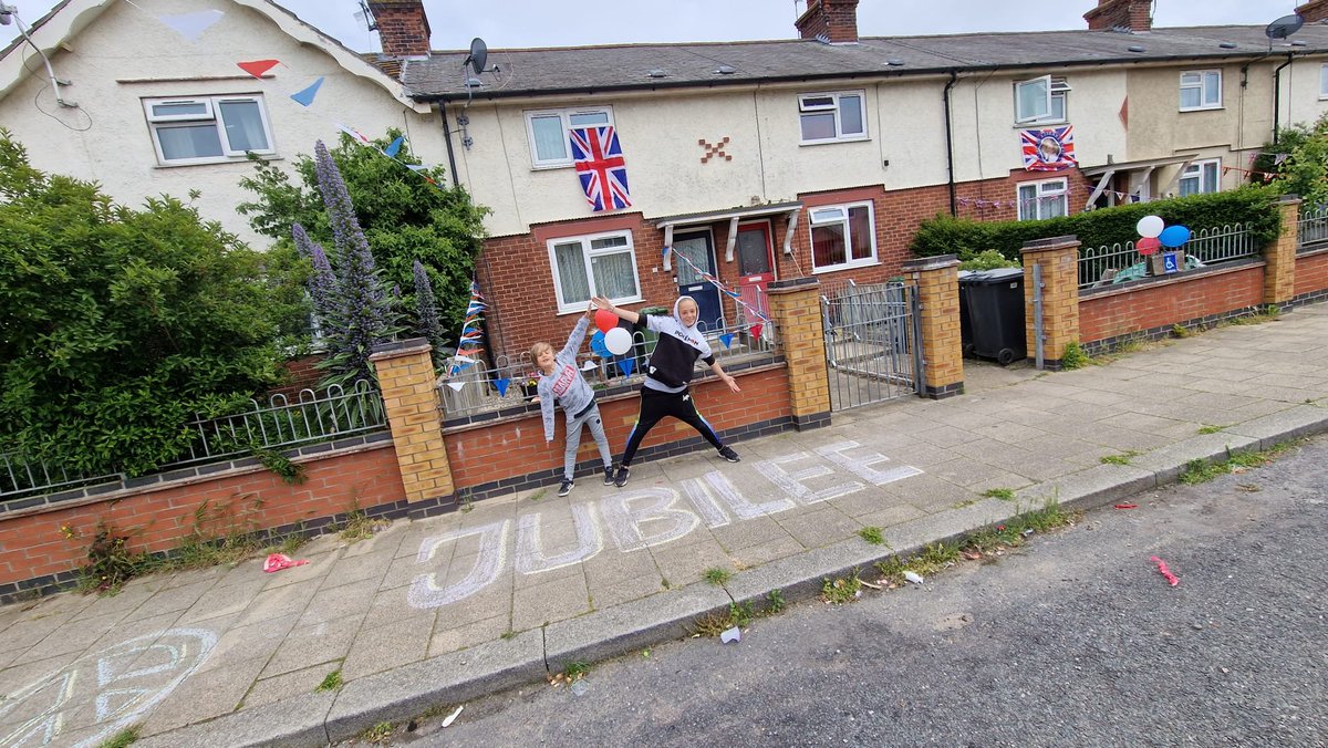 FreshlyGreated's tweet photo. A resident of Barrack Estate #GreatYarmouth messaged Freshly Greated 1 month ago asking if we'd bring some great art to their street party. 
We said yes. 
And we're so pleased we did.
THIS is community-led arts! 

@ace_southeast @greatyarmouthbc @VoluntaryNfk @hocuspocusclown https://t.co/F7HXb9fQhc