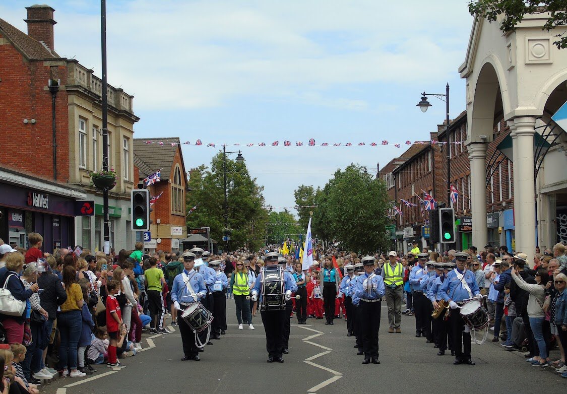 14thSpitfires's tweet photo. It was fantastic to be part of Fleet’s Platinum Jubilee Parade today! 🎶🇬🇧

#PlatinumJubilee #PlatinumJubileeCelebration #Jubilee #MarchingBand https://t.co/OOcHmQgtzG