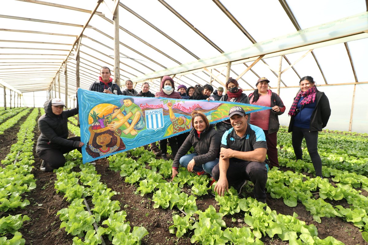 🌿Hoy izamos un banderín con este 11 titular para ganar el partido por la #SoberaníaAlimentaria🌽🍏

Gracias a los trabajadores del  núcleo productivo de la Cooperarativa Mariano Moreno.👏👏 y <a href="/AgriculturaAR/">Secretaría de Agricultura, Ganadería y Pesca</a>