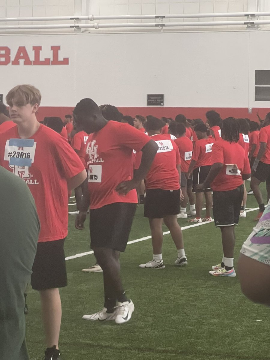 Walters_Aar0n's tweet photo. Had a Great day today at the @UHCougarFB mega camp! Thank you @CoachMCScott for the invite and the rest of the coach’s for helping me improve today! @scott_kissee @CoachRamos_1483 @coachjames2004 @RGC_Football @210Preps https://t.co/kjLIY10CKR