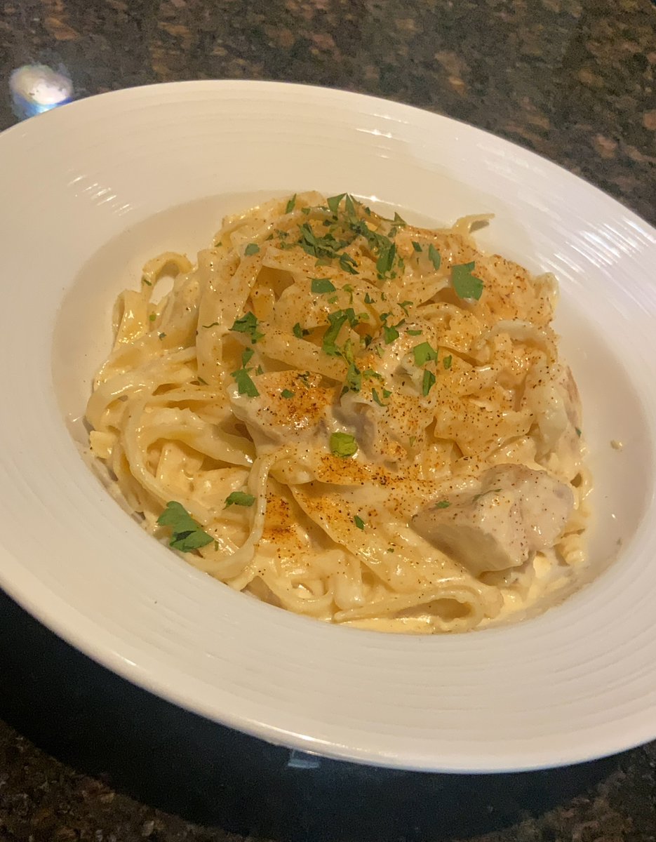 Tag someone that could eat this entire plate of Chicken Alfredo from our #RiverSteakhouse😋

Let our #steakhouse do the cooking for you this weekend!