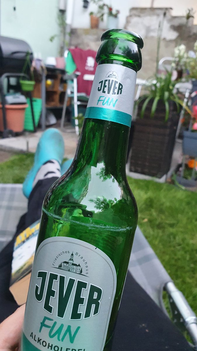 puschi22's tweet photo. 🤫 #Gartenbier https://t.co/AydBoyLQJY
