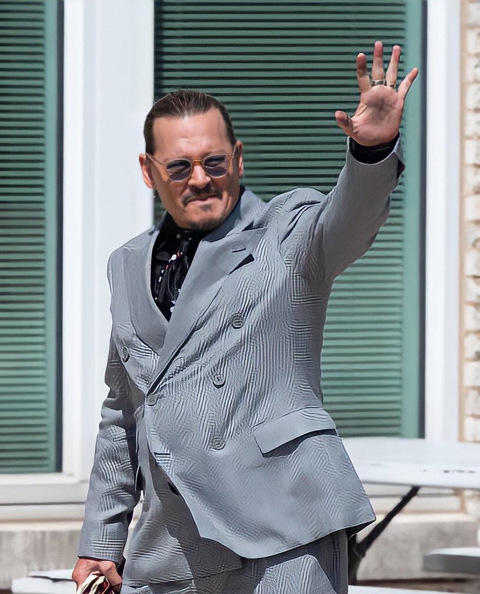 ReemDepp's tweet photo. Kathy Griffin mocked Johnny Depp’s look during the trial. What she expect him to look like?  He isn’t going to a movie premiere,,he is going to trial to find the truth and only the truth and clear his name ..and YES he did…btw he looked elegant in every minute during the trial. https://t.co/Iq4NT2n8pb