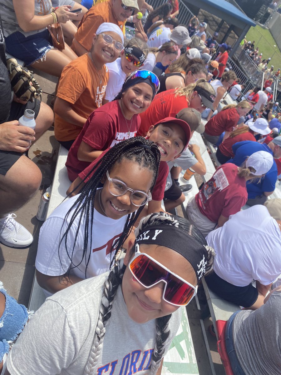 tcdeluna's tweet photo. AM10U excited to be at the #WCWS2022 https://t.co/quQEcZjh48