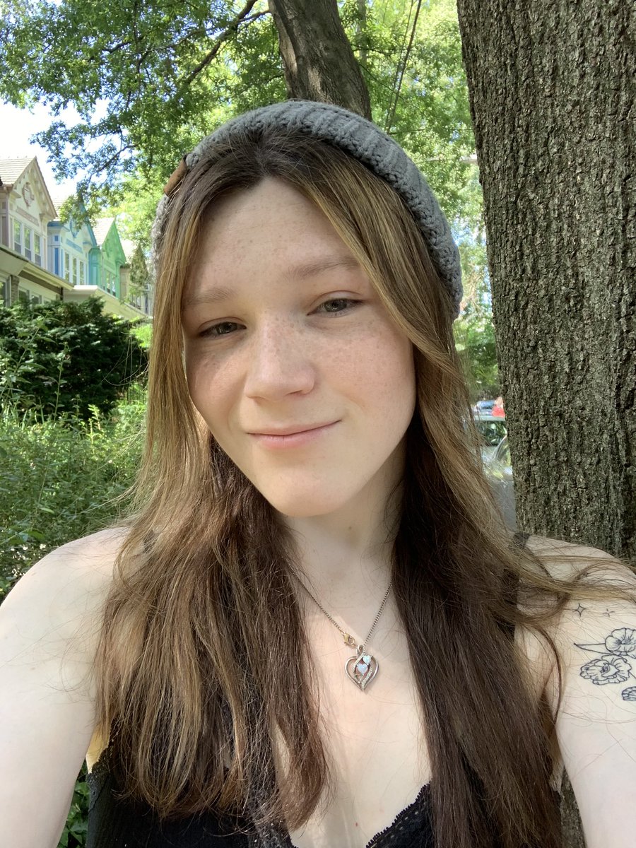 Angelic_Ana's tweet image. Listening to live music and enjoying the sun 🌤 looking pretty during all of it😌