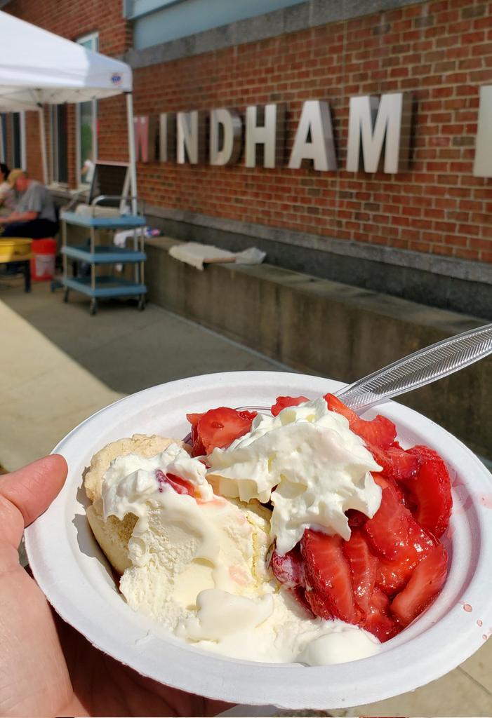 KristiStL's tweet photo. Unofficial start of summer, #Windham #strawberry Fest! Great to have this community event back in person, all supporting @NesmithLibrary. https://t.co/LykAkFYPLV