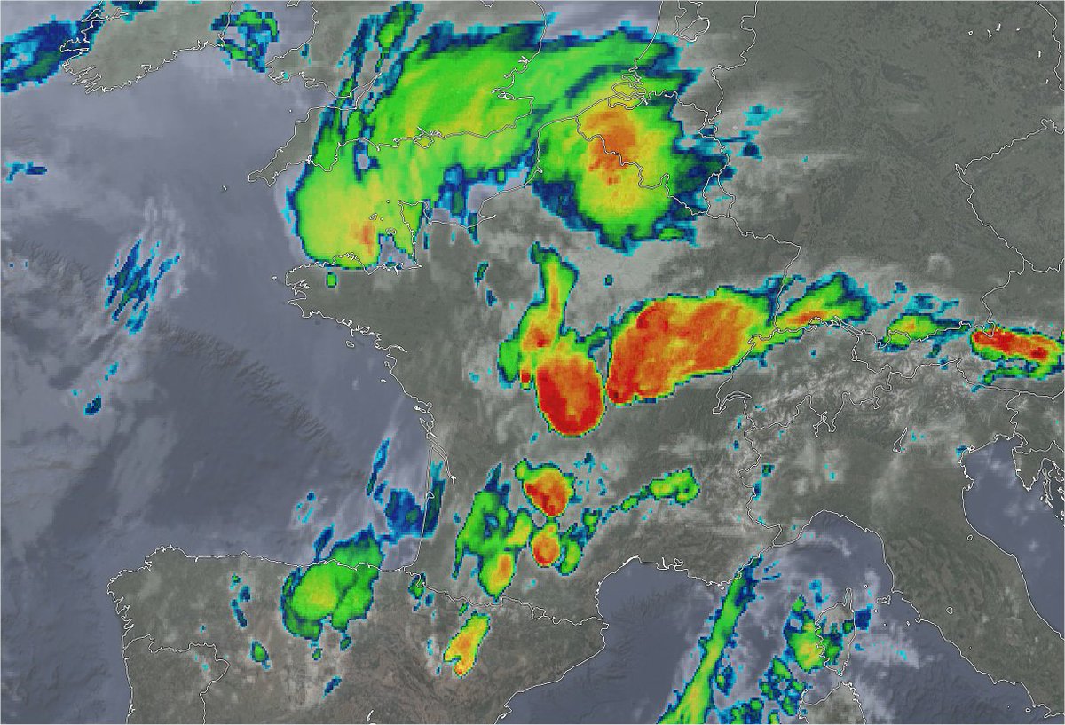 Multiples systèmes convectifs virulents ce soir : multicellulaires sur le nord de la France en cours d'affaiblissement, supercellulaires sur le centre du pays, et un assemblage multi/supercellulaire sur le sud-ouest.
Image satellite thermique SSEC. 