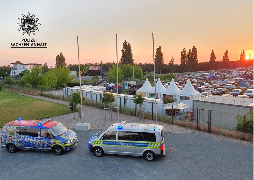 Polizei_DeRo's tweet photo. Sonnenuntergang auf der Halbinsel #Pouch beim #SputnikSpringBreak. Unsere Einsatzkräfte bereiten sich auf die Samstagnacht des Festivals vor. 
#SSB22
#SSB_Festival
#Polizei https://t.co/OoSbnagv5m