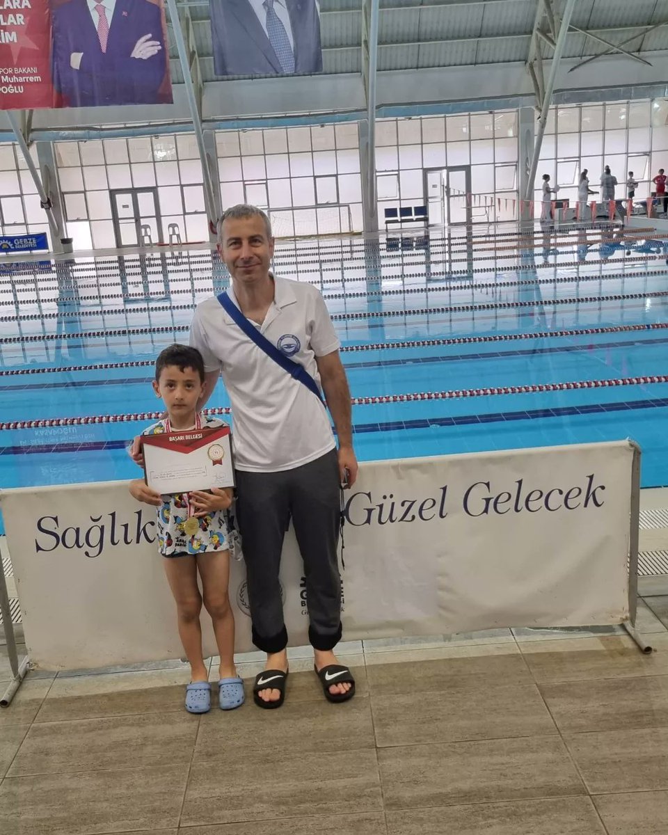 Kocaeli Okullar arası Yüzme İl müsabakalarında sporcumuz Hamza Agah GENÇ 50 m sırt yarışında Kocaeli 1.si olmuştur.
Sporcumuzu kutlar spor hayatı ve eğitim hayatında başarılar dileriz.
👏🏊‍♂️🥇