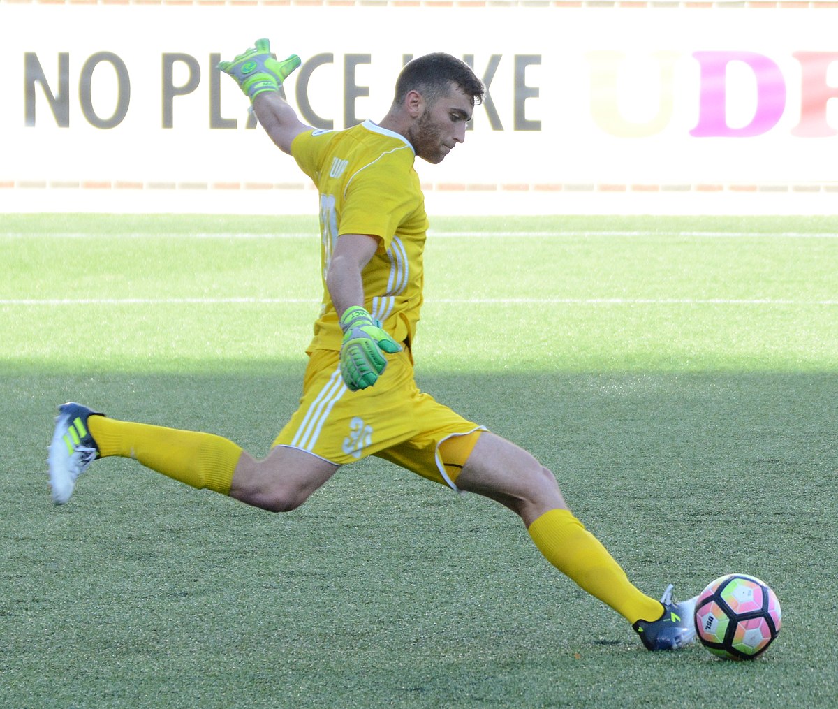 MatheusBuente's tweet photo. Esse é o goleiro TURNER dos Estados Unidos. Isso mesmo TURNER. Agora repare na cor das luvas dele e da bola fo jogo.
Nada é por acaso #CosmoeVanda https://t.co/1t9ouNHhOQ