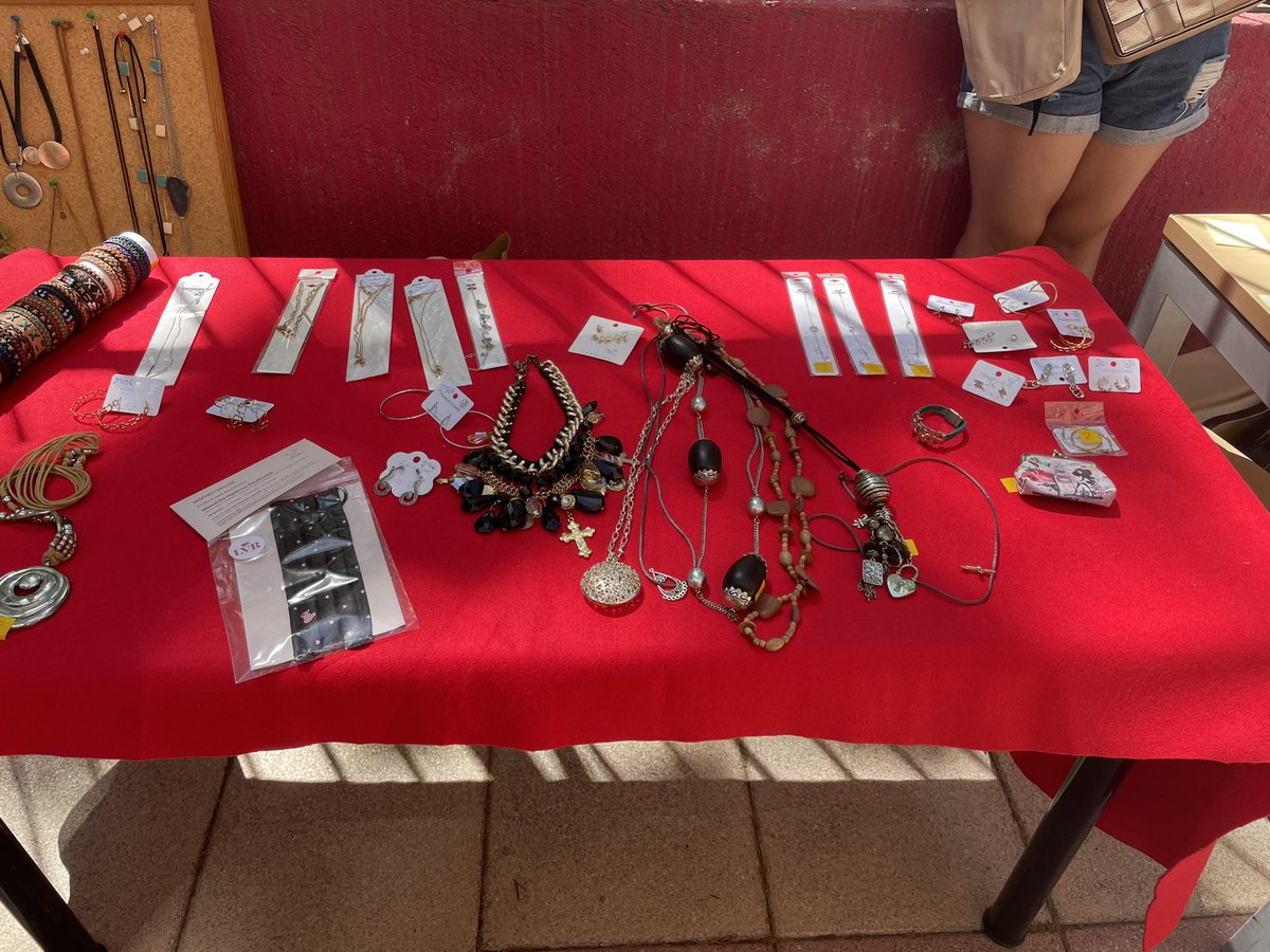 ba_ofelia's tweet photo. Fiel a la cita que tenemos con #Apama, he visitado y paseado por su mercadillo en #Alcobendas y, como siempre, he colaborado comprando “algún detallito” https://t.co/Khvnf1bNy5