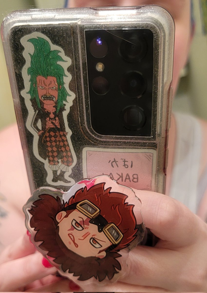 catie__kaboom's tweet photo. met the voice actor for Brook and Bokuto, Ian Sinclair, and immediately after the picture was take he goes "do you have Bartolomeo on your phone case?" yes, yes I do 😂 

#popcon2022 https://t.co/bLtnNlh0gb