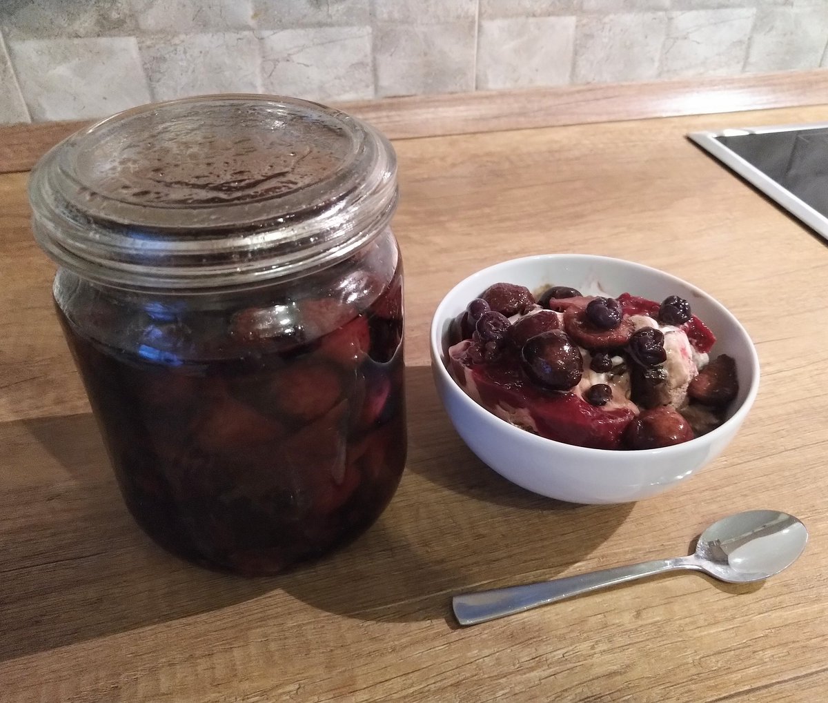 Miezebiene's tweet photo. It's actually #GinOClock but today we have a damn sultry day and I choose a Black forest cherry ice cream with homemade rum pot ๐ฅ๐๐๐ซ๐ Cheers! @Olliemorr20171 @MunchPudding @Eliot01375004 @jwillisdovetail @davyslala #icecream #Rumtopf #Saturday #SaturdayKitchen #yummy https://t.co/2FEQxANcqE