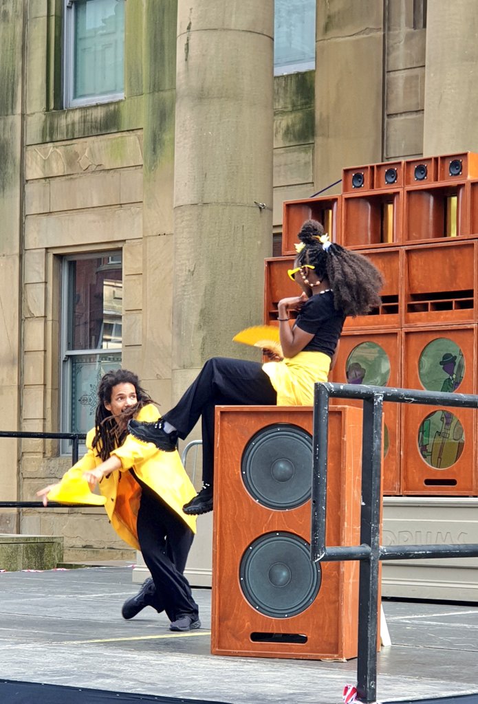 Always thrilled whenever I'm invited to programme for #FestivalOldham. Today there's been such warmth, interaction &amp; good-vibe energy from audiences of all ages, entertained by a brilliant host of artists including @Festive_Road <a href="/LevantesDance/">Levantes Dance</a> <a href="/AutinDT/">Autin Dance Theatre</a> <a href="/whisperedtales1/">whispered tales</a>