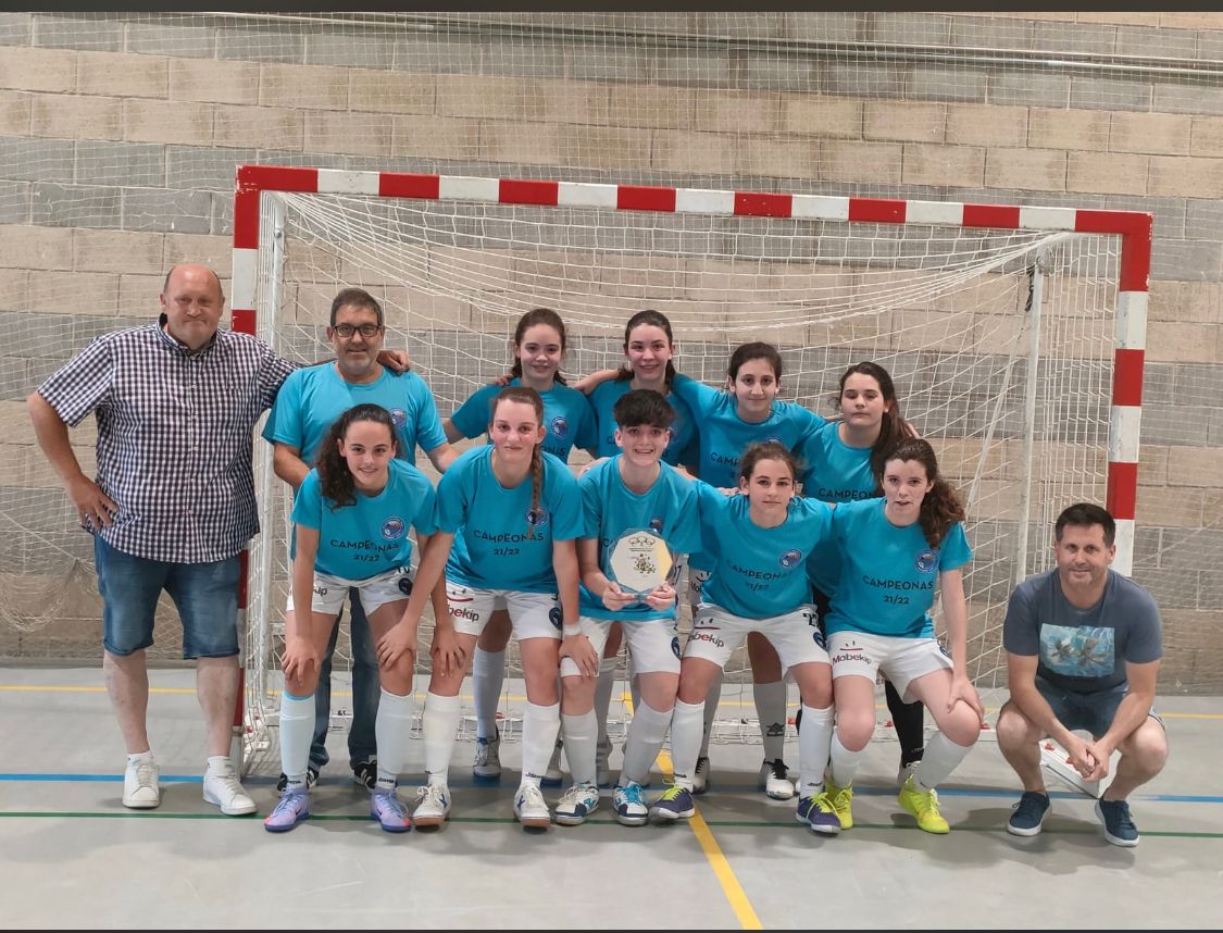 Nuestras cadetes ganan la final de Copa ante el C.D Orvina, y redondean una gran temporada con la consecución del doblete. 
Mara👏Aine👏Andrea👏Irene👏Susana👏Adriana👏Ceci👏Saioa👏Ángela 👏 Saso👏
Enhorabuena chicas 💙🤍💙!