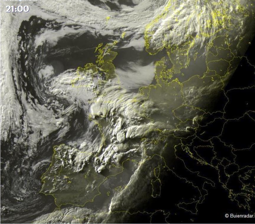 Zware onweersbuien boven Frankrijk, enkele van het type #supercel. Lokaal hagelstenen als tennisballen. In ons land was het cirrusscherm van de Franse buien goed zichtbaar. Met name morgenmiddag zijn wij aan de beurt, met stevige (onweers)buien maar geen supercellen.