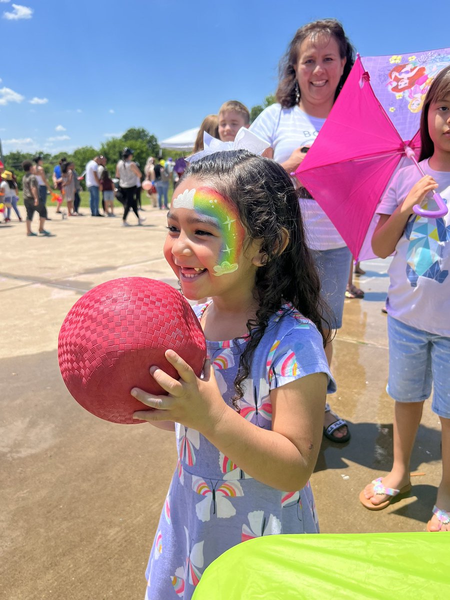 VLagouit's tweet photo. It was the perfect day @SuperScotties Spring Fling! Our community came out to just be together and have fun playing outside, dunking teachers, and loving being kids! Big thanks to @MsG5G for having the vision and organizing this event! @PWCSNews @Yangxiety #3rdtimeisacharm https://t.co/WGnq27A2ew