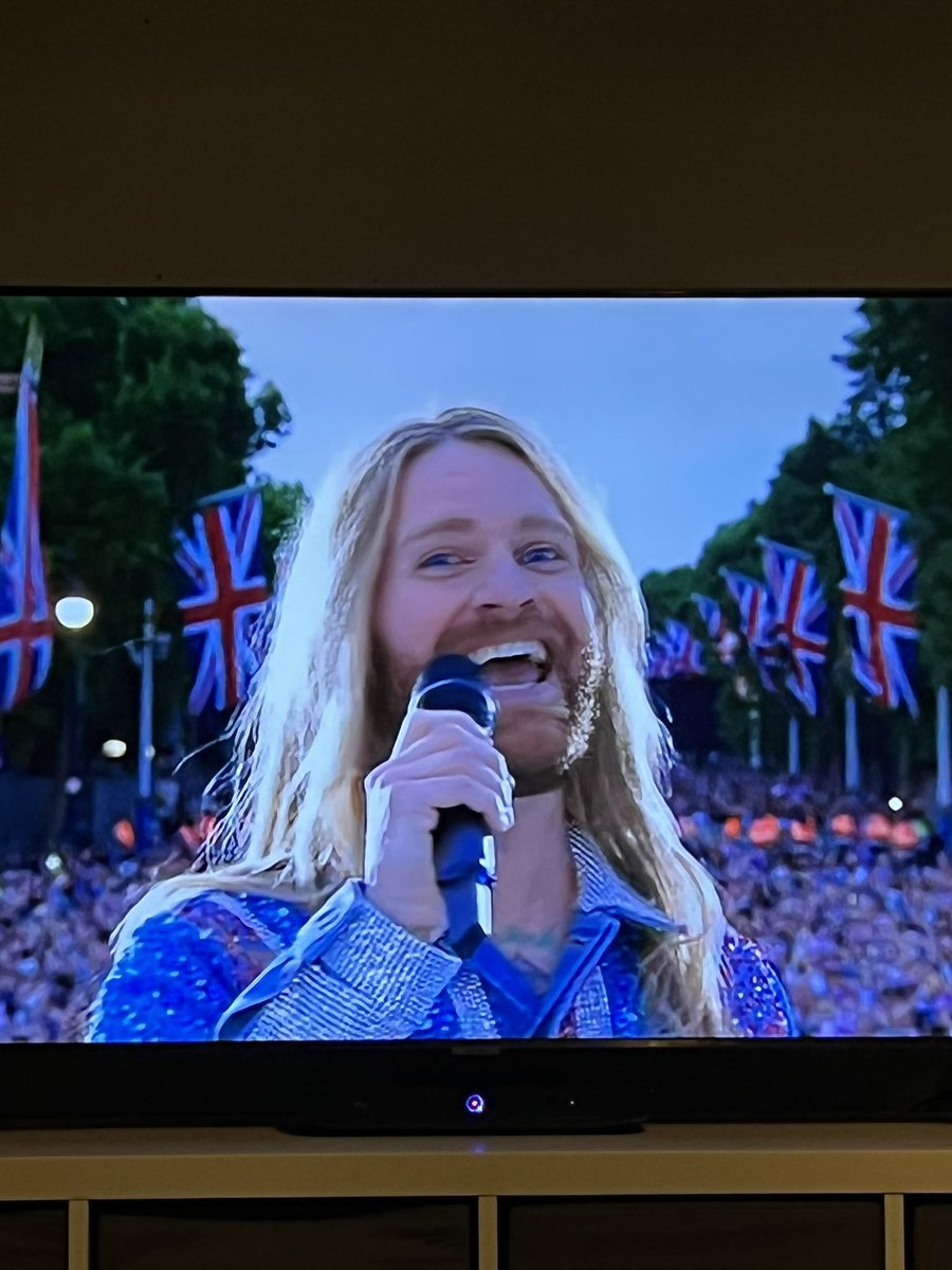 HughesyTwit's tweet photo. I love this man! That was epic! #legend #jubileeconcert @SamRyderMusic 🇬🇧 https://t.co/z5sNPtVuRJ