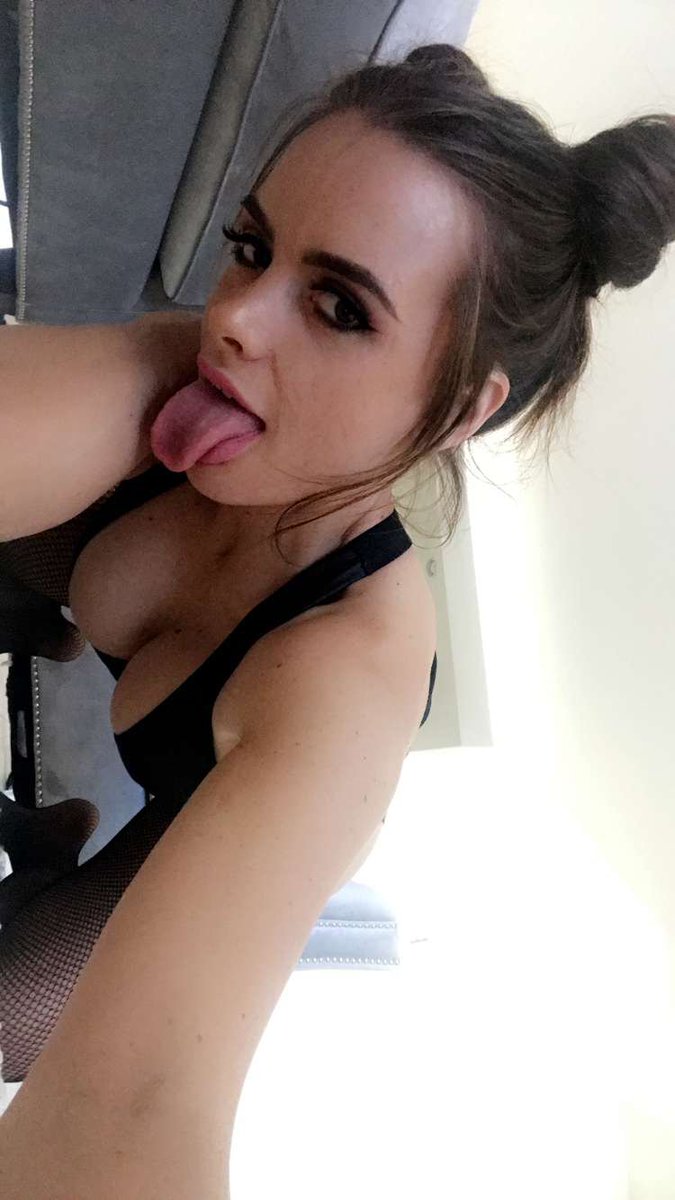 NadiaKill7's tweet photo. Tu veux des Nudes ? 🔞
Alors RT ce Tweet!✅
Je vais DM un pack à un RTweeteur  tous les 10 RT.🔥
(Penses à me Follow que je puisse te DM) 😘 https://t.co/GwQLG7WiBk