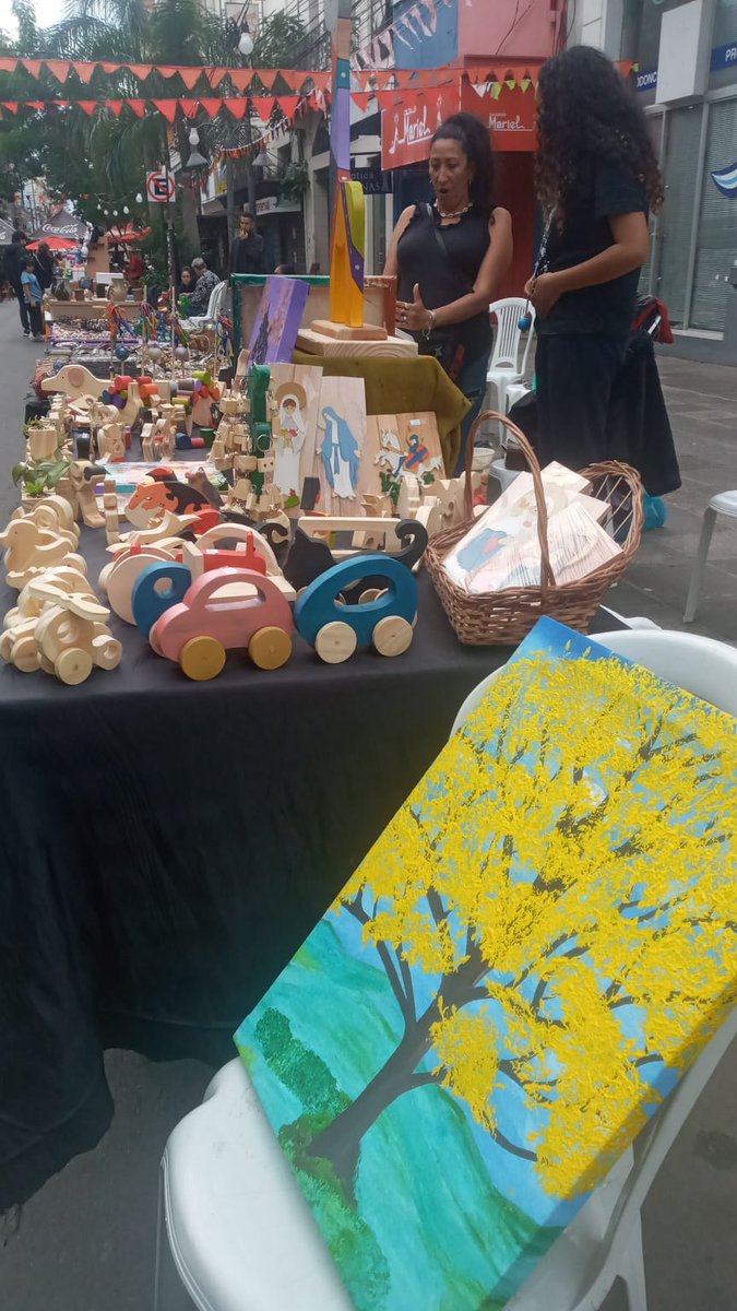 ludicos_py's tweet photo. Un #LapachoAmarillo ha floreado en la Feria de calle Palma !!! 

Aprovecha a pasar hoy sábado! Estamos frente del Panteón de los Héroes hasta las 20 HRS!!! https://t.co/rxQSJLDeC1