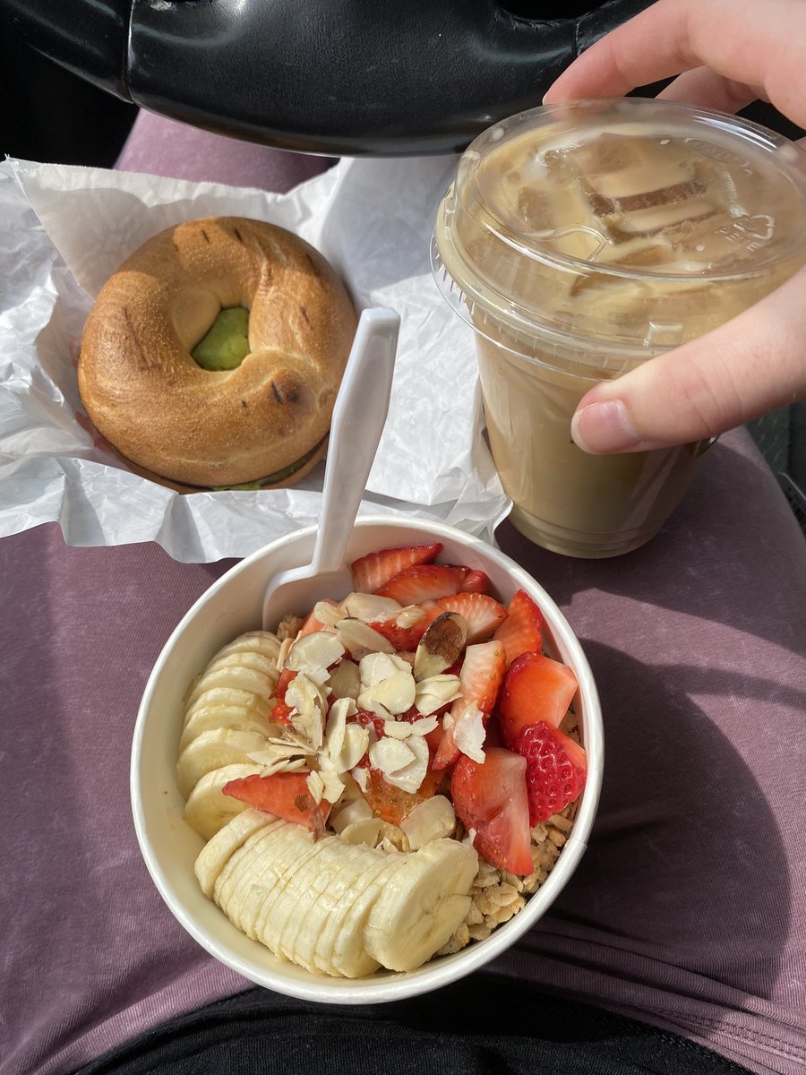 DarlingDomme's tweet photo. Breakfast this morning brought to you by one of my pets. Who’s got tomorrows? https://t.co/85PRo4oVA2