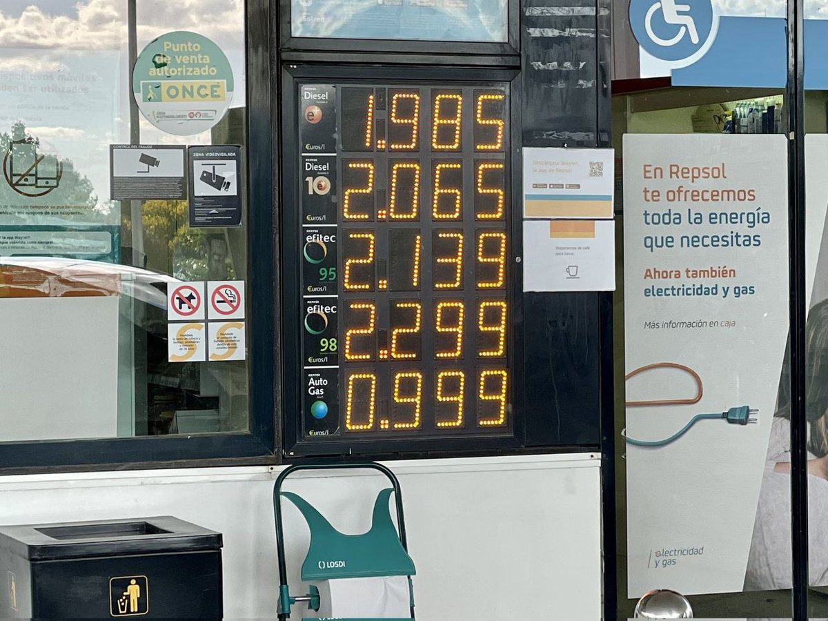 Undercover_Camo's tweet photo. #España #Combustible

El precio de la gasolina y diésel va aumentando día a día varios céntimos. Una escalada brutal de precios para el ciudadano medio.

Mientras los medios en vez de criticar esto, se preguntan si en verano llegaremos a los 3 euros por litro. https://t.co/qFoGC6KgvR