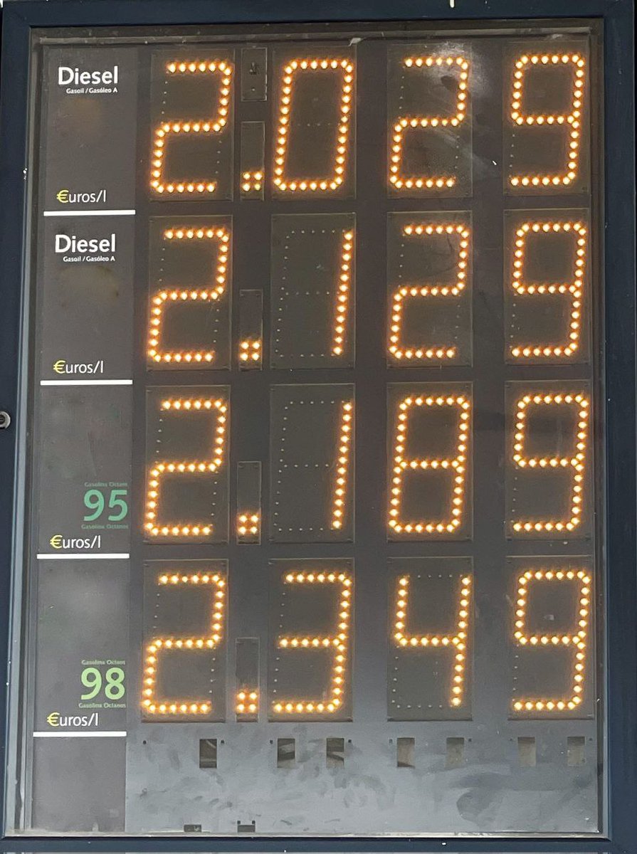 Undercover_Camo's tweet photo. #España #Combustible

El precio de la gasolina y diésel va aumentando día a día varios céntimos. Una escalada brutal de precios para el ciudadano medio.

Mientras los medios en vez de criticar esto, se preguntan si en verano llegaremos a los 3 euros por litro. https://t.co/qFoGC6KgvR